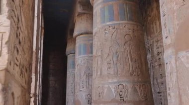 Mısır 'ın Luxor kentindeki Antik Medinet Habu Tapınağı' ndaki sütunlar