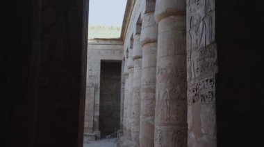 Mısır 'ın Luxor kentindeki Antik Medinet Habu Tapınağı' ndaki sütunlar