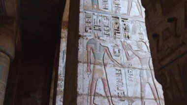 Mısır 'ın Luxor kentindeki Antik Medinet Habu Tapınağı' ndaki sütunlar