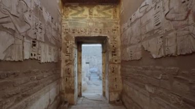 Mısır 'ın Luxor kentindeki Medinet Habu Antik Tapınağı' ndaki Odalar
