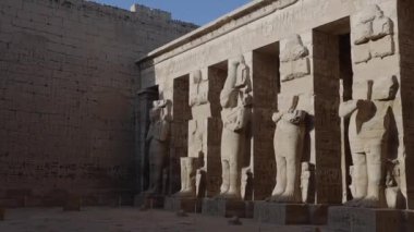 Antik Mısır 'ın Medinet Habu Tapınağı' ndaki heykeller.