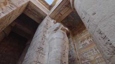 Antik Mısır 'ın Medinet Habu Tapınağı' ndaki heykeller.