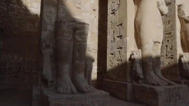 Antik Mısır 'ın Medinet Habu Tapınağı' ndaki heykeller.