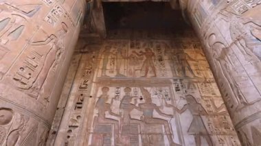 Luxor, Mısır 'daki Medinet Habu Tapınağı' nın duvarlarında antik çizimler