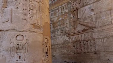 Luxor, Mısır 'daki Medinet Habu Tapınağı' nın duvarlarında antik çizimler