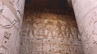 Luxor, Mısır 'daki Medinet Habu Tapınağı' nın duvarlarında antik çizimler