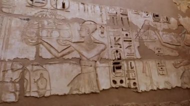 Luxor, Mısır 'daki Medinet Habu Tapınağı' nın duvarlarında antik çizimler