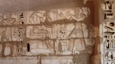 Luxor, Mısır 'daki Medinet Habu Tapınağı' nın duvarlarında antik çizimler