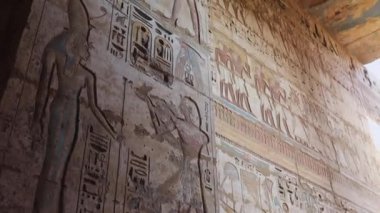 Luxor, Mısır 'daki Medinet Habu Tapınağı' nın duvarlarında antik çizimler