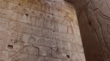 Luxor, Mısır 'daki Medinet Habu Tapınağı' nın duvarlarında antik çizimler