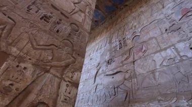Luxor, Mısır 'daki Medinet Habu Tapınağı' nın duvarlarında antik çizimler