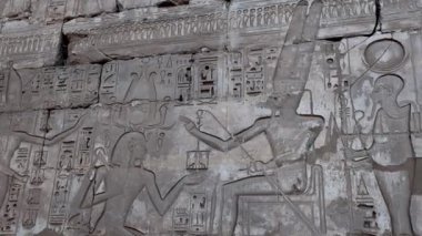Luxor, Mısır 'daki Medinet Habu Tapınağı' nın duvarlarında antik çizimler