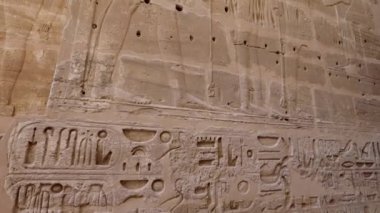 Luxor, Mısır 'daki Medinet Habu Tapınağı' nın duvarlarında antik çizimler
