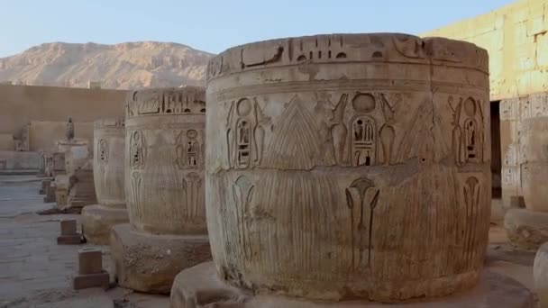 埃及卢克索Medinet Habu古寺的柱子 — 图库视频影像