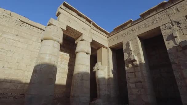 Στήλες Στον Αρχαίο Ναό Του Medinet Habu Στο Λούξορ Της — Αρχείο Βίντεο