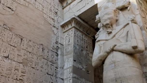 Статуи Древнеегипетском Храме Мединет Хабу Луксор — стоковое видео