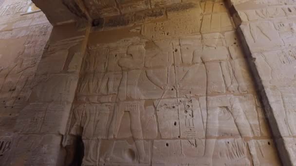 Desenhos Antigos Nas Paredes Templo Medinet Habu Luxor Egito — Vídeo de Stock