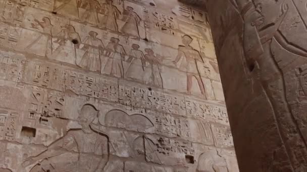 Αρχαία Σχέδια Στους Τοίχους Του Ναού Medinet Habu Στο Λούξορ — Αρχείο Βίντεο