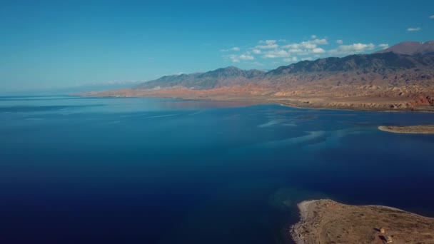 Panoramautsikt Fjellene Innsjøen Issyk Kul Kirgisistan Aerial – stockvideo