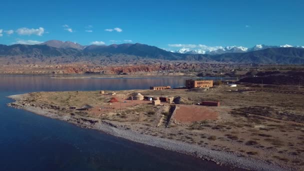 Panoramautsikt Över Bergen Och Sjön Issyk Kul Kirgizistan Antenn — Stockvideo