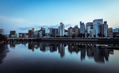 Hiroşima, Japonya - 09 Ocak 2020: Güneşli bir günde modern Hiroşima Riverside şehir merkezine panoramik manzara 