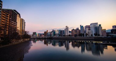 Hiroşima, Japonya - 09 Ocak 2020: Güneşli bir günde modern Hiroşima Riverside şehir merkezine panoramik manzara 