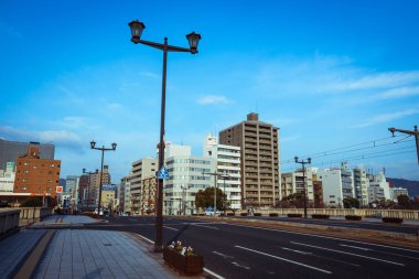 Hiroşima, Japonya - 09 Ocak 2020: Güneşli bir günde modern Hiroşima Riverside şehir merkezine panoramik manzara 
