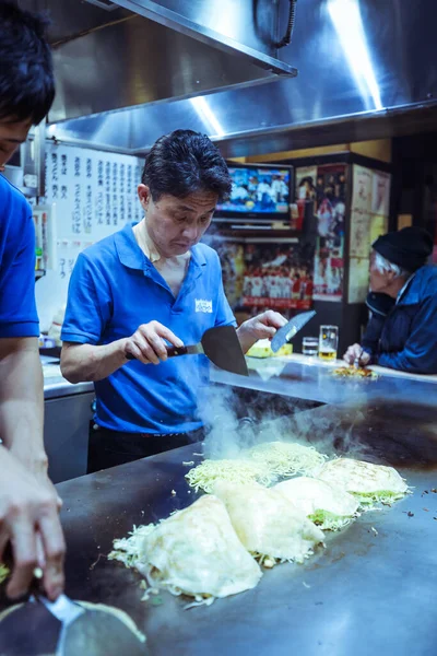 当地厨师在日本广岛餐厅准备典型的日本菜式大锅饭 — 图库照片