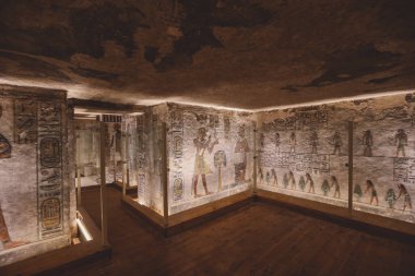 Mısır 'ın Lüksemburg kentindeki Krallar Vadisi' ndeki Firavun Mezarları 'nın içindeki Antik Mısır Çizimleri