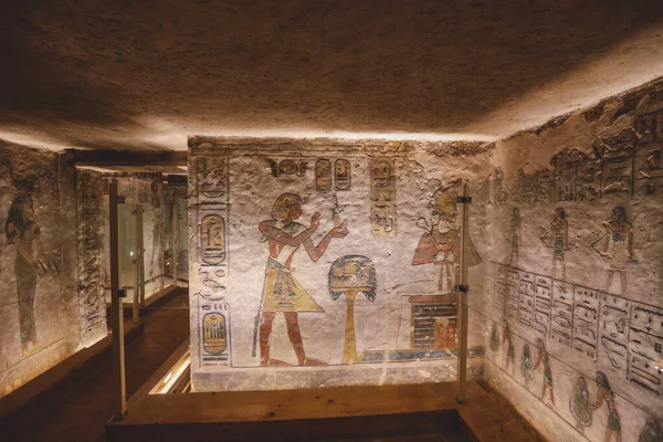Mısır 'ın Lüksemburg kentindeki Krallar Vadisi' ndeki Firavun Mezarları 'nın içindeki Antik Mısır Çizimleri