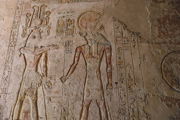 Древние египетские рисунки внутри гробниц фараона в долине царей в Луксоре, Египет