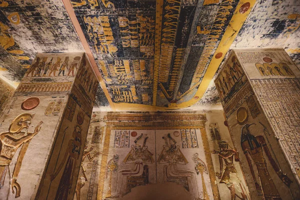 Mısır 'ın Lüksemburg kentindeki Krallar Vadisi' ndeki Firavun Mezarları 'nın içindeki Antik Mısır Çizimleri