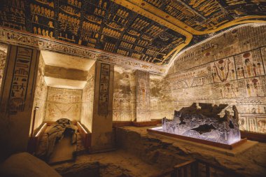 Mısır 'ın başkenti Lüksemburg' daki Antik Mısır Krallar Vadisi Mezarı 'nın içindeki Beyaz Taş Lahit' e bakın.