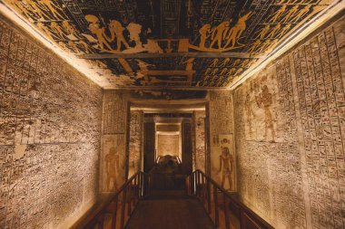 Mısır 'ın başkenti Lüksemburg' daki Antik Mısır Krallar Vadisi Mezarı 'nın içindeki Beyaz Taş Lahit' e bakın.