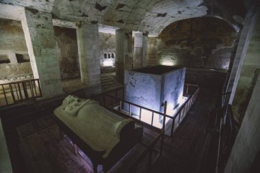 Mısır 'ın başkenti Lüksemburg' daki Antik Mısır Krallar Vadisi Mezarı 'nın içindeki Beyaz Taş Lahit' e bakın.