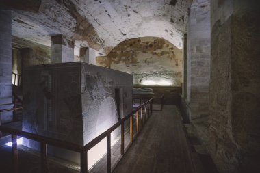 Mısır 'ın başkenti Lüksemburg' daki Antik Mısır Krallar Vadisi Mezarı 'nın içindeki Beyaz Taş Lahit' e bakın.