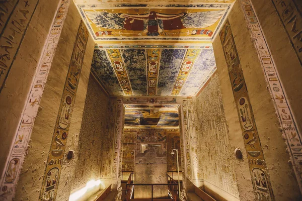 Вид Саркофаг Белого Камня Внутри Древнеегипетской Гробницы Долины Царей Луксоре — стоковое фото