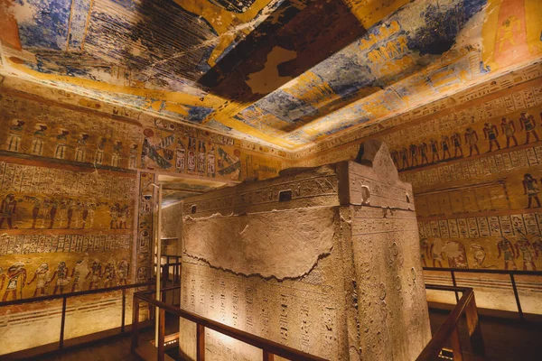 Widok Biały Kamienny Sarkofag Starożytnym Egipskim Grobowcu Doliny Królów Luksorze — Zdjęcie stockowe