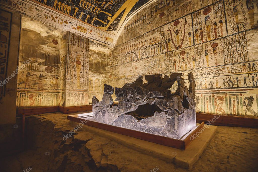 Vista a la Piedra Blanca Sarcófago dentro de la Antigua Tumba Egipcia