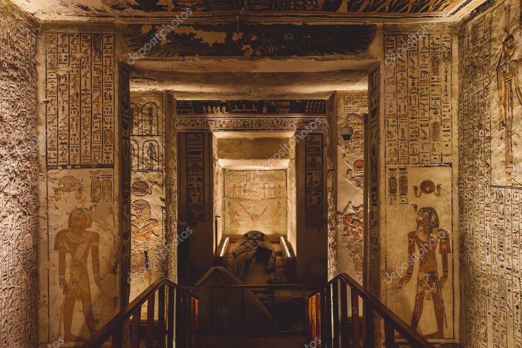 Vista a la Piedra Blanca Sarcófago dentro de la Antigua Tumba Egipcia