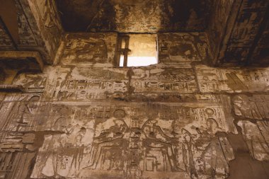 Eski Mısır hiyerogliflerine bir göz atın. Mısır 'ın Luxor yakınlarındaki Karnak Tapınağı Kompleksi' nin duvarına resim çiziyor.