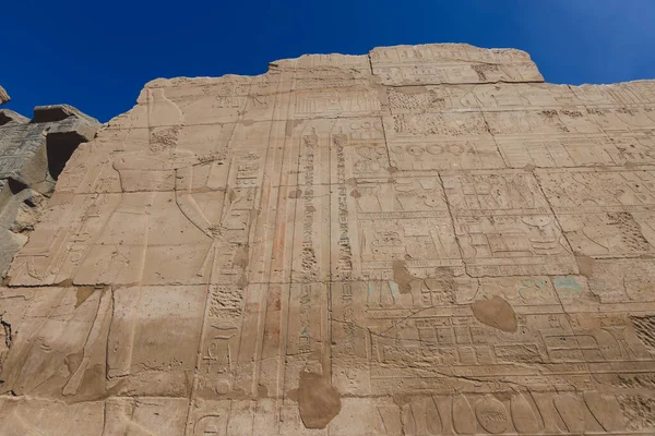 Vista Antiguo Dibujo Jeroglífico Egipcio Pared Del Complejo Del Templo —  Fotos de Stock