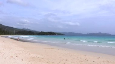 Seyşeller 'de insanlarla dolu cennet kumsalı.