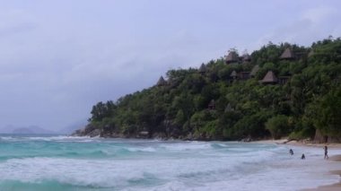 Seyşeller 'de insanlarla dolu cennet kumsalı.