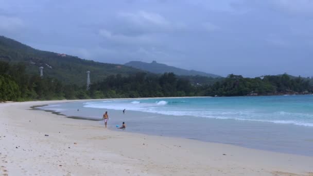 Praia Paraíso Com Pessoas Nas Seychelles — Vídeo de Stock