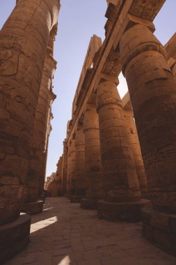 Luxor, Mısır - 11 Kasım 2020: Amun-Re Bölgesi 'ndeki Büyük Hypostyle Salonu' ndaki Karnak Tapınağı Kompleksinin Antik Büyük Sütunları