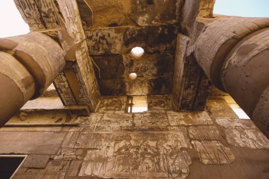 Luxor, Mısır - 11 Kasım 2020: Amun-Re Bölgesi 'ndeki Büyük Hypostyle Salonu' ndaki Karnak Tapınağı Kompleksinin Antik Büyük Sütunları