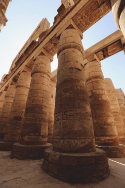 Luxor, Mısır - 11 Kasım 2020: Amun-Re Bölgesi 'ndeki Büyük Hypostyle Salonu' ndaki Karnak Tapınağı Kompleksinin Antik Büyük Sütunları