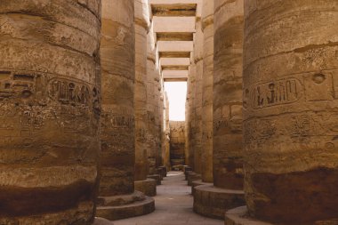 Luxor, Mısır - 11 Kasım 2020: Amun-Re Bölgesi 'ndeki Büyük Hypostyle Salonu' ndaki Karnak Tapınağı Kompleksinin Antik Büyük Sütunları