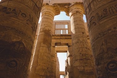 Luxor, Mısır - 11 Kasım 2020: Amun-Re Bölgesi 'ndeki Büyük Hypostyle Salonu' ndaki Karnak Tapınağı Kompleksinin Antik Büyük Sütunları